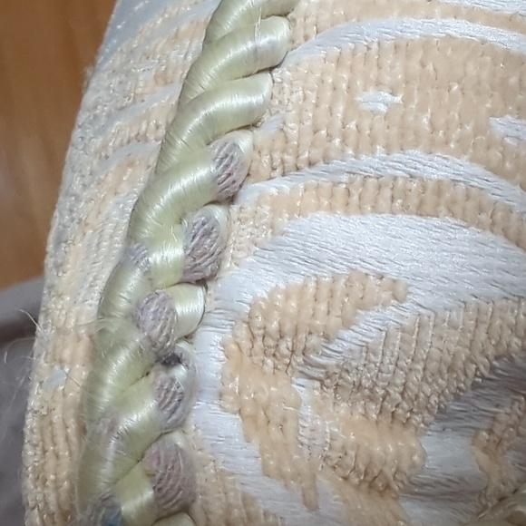 - Throw pillow. 16 inches. Jacquard fabric, rope trim with a tassel… - Picture 4 of 5